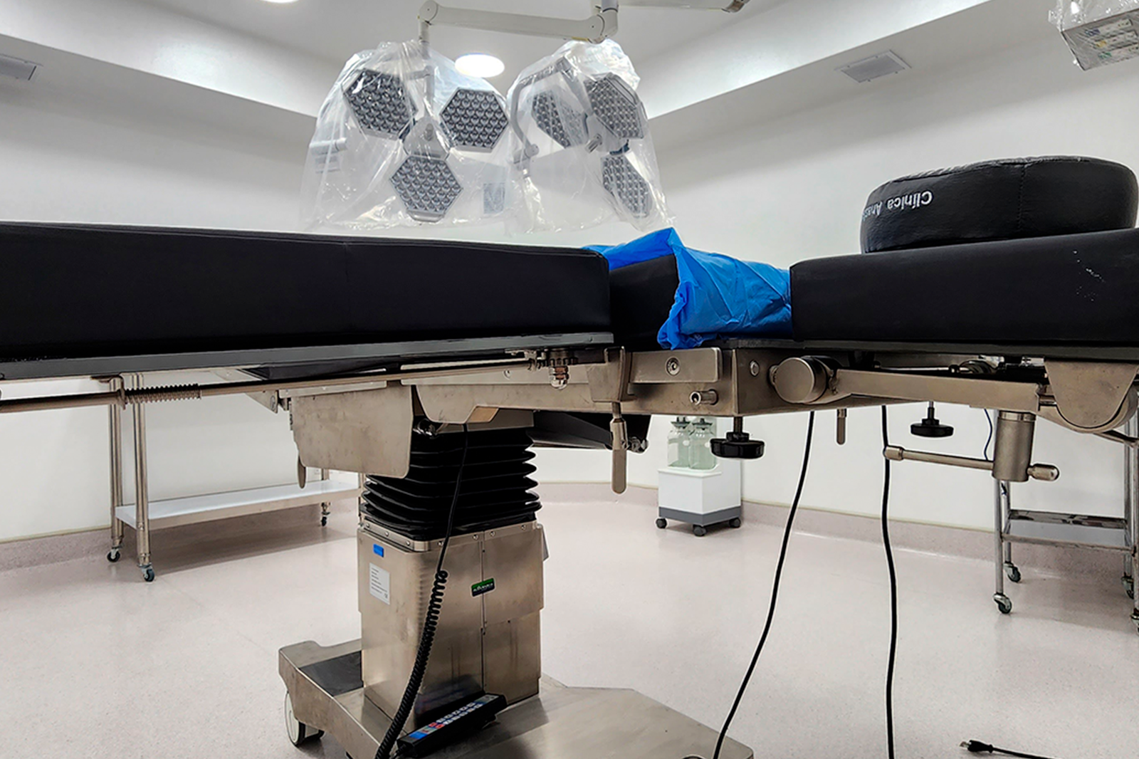 Sala de operaciones en Clínica Anastasia para retiro de biopolímeros
