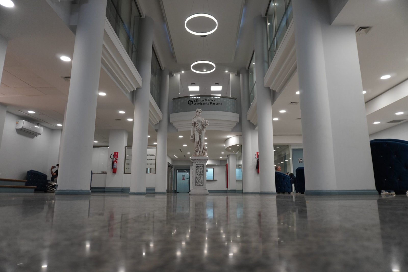 Instalaciones modernas de Clínica Anastasia para cirugías de retiro de biopolímeros