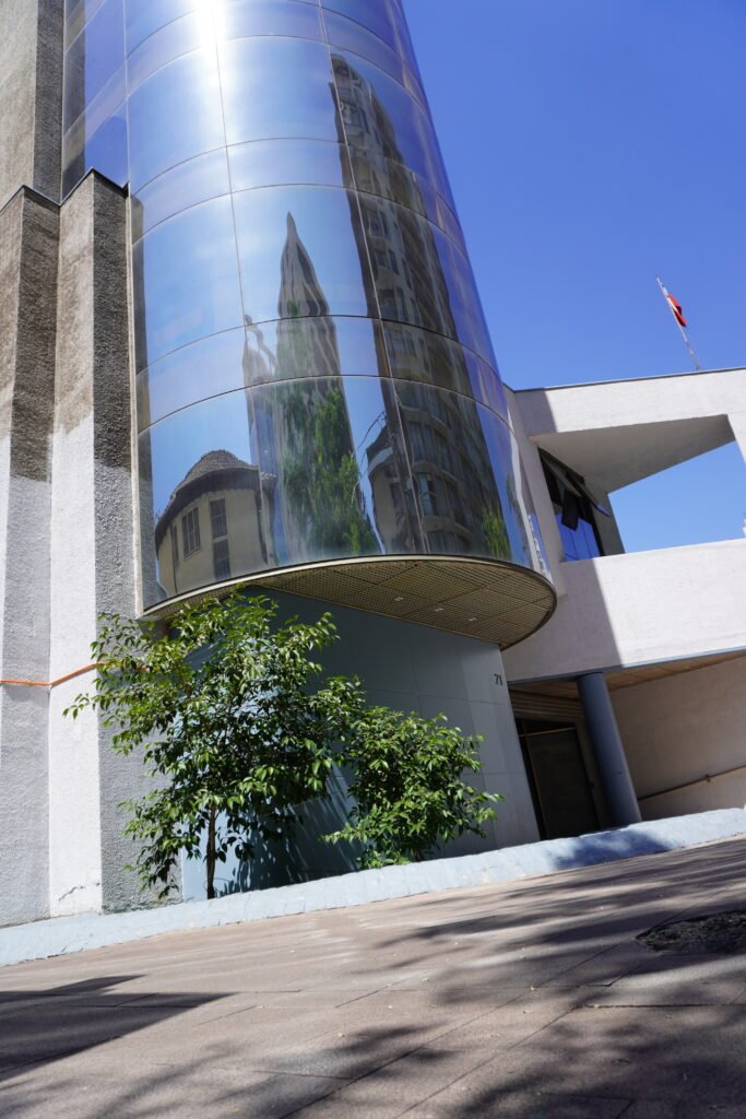 Exterior edificio donde se ubica Clínica Anastasia para cirugías de retiro de biopolímeros
